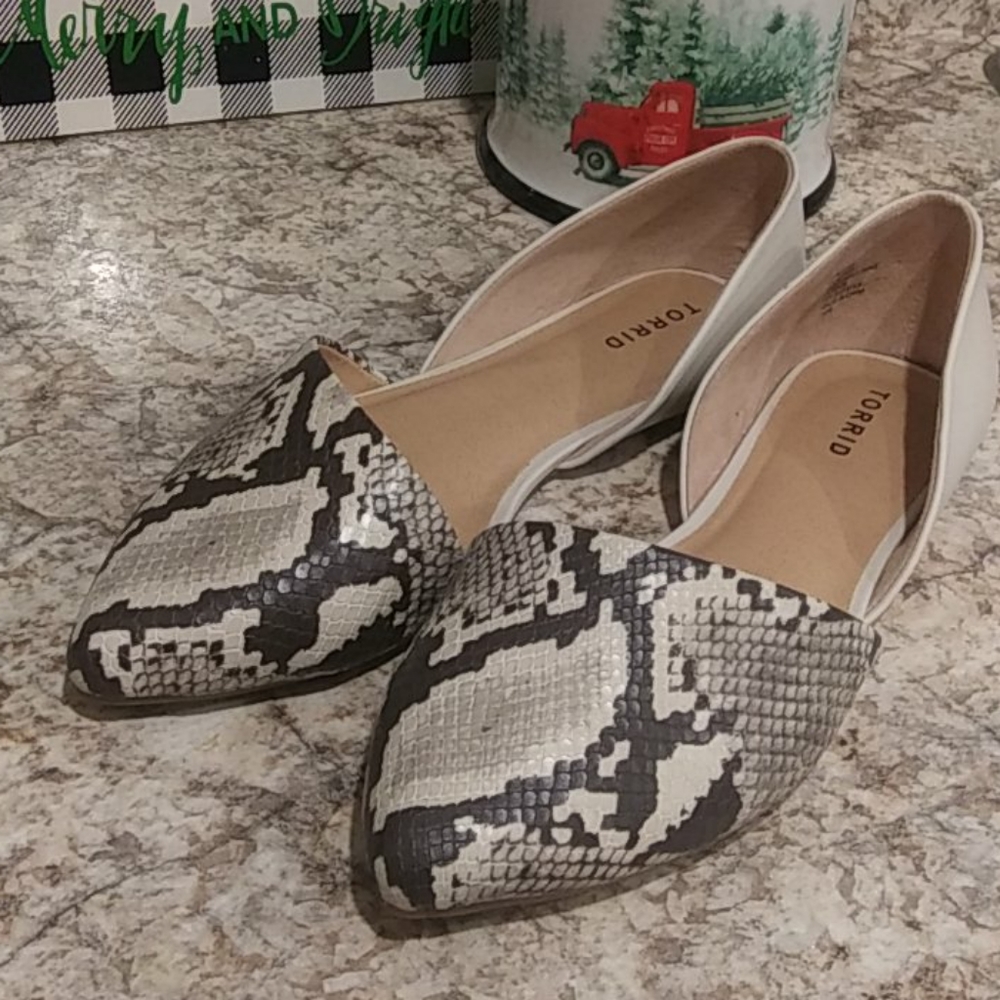 Torrid snakeskin flats size 10W